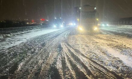 Pokoli éjszaka az autópályákon: rendőrök mentették a hó fogságába esett kamionok az autópályákon