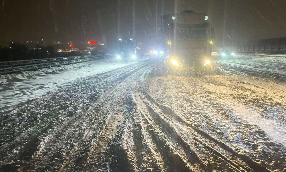 Pokoli éjszaka az autópályákon: rendőrök mentették a hó fogságába esett kamionok az autópályákon