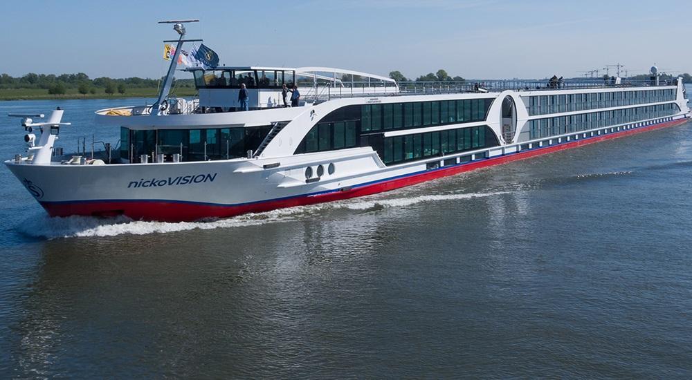 Zátonyra futott egy kirándulóhajó a Dunán, az utasok a bajba jutott hajón szilvesztereztek