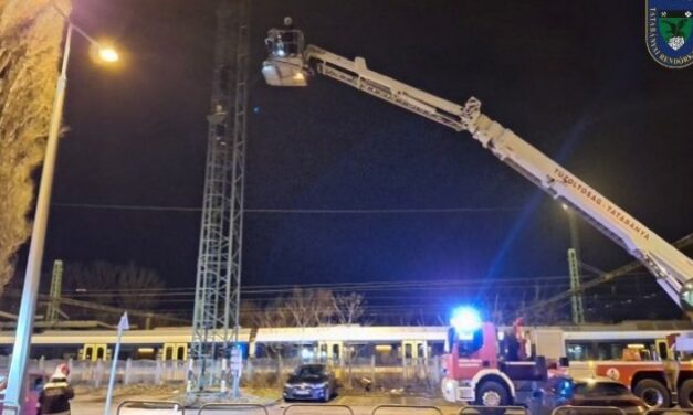 Dráma a tatabányai vasútállomáson: felmászott egy 15 méter magas lámpaoszlopra egy nő, onnan akart véget akart vetni az életének