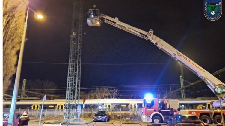 Dráma a tatabányai vasútállomáson: felmászott egy 15 méter magas lámpaoszlopra egy nő, onnan akart véget akart vetni az életének