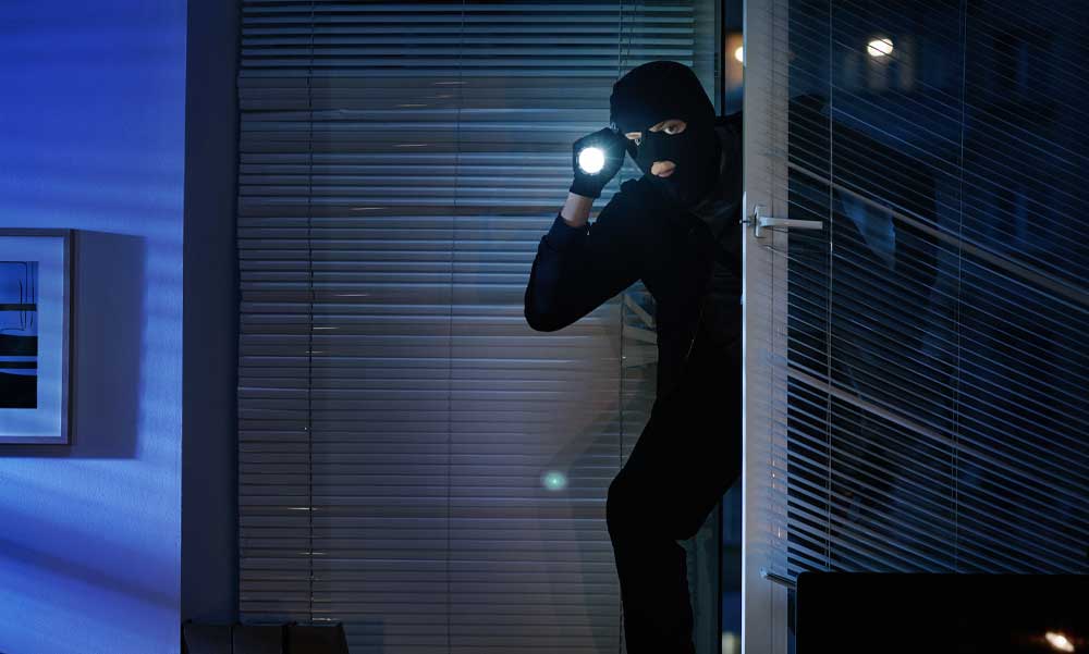 Segítség betörő van a házban: 10 hasznos önvédelmi módszer, ha éjjel arra ébredsz, valaki halkan matat a lakásban