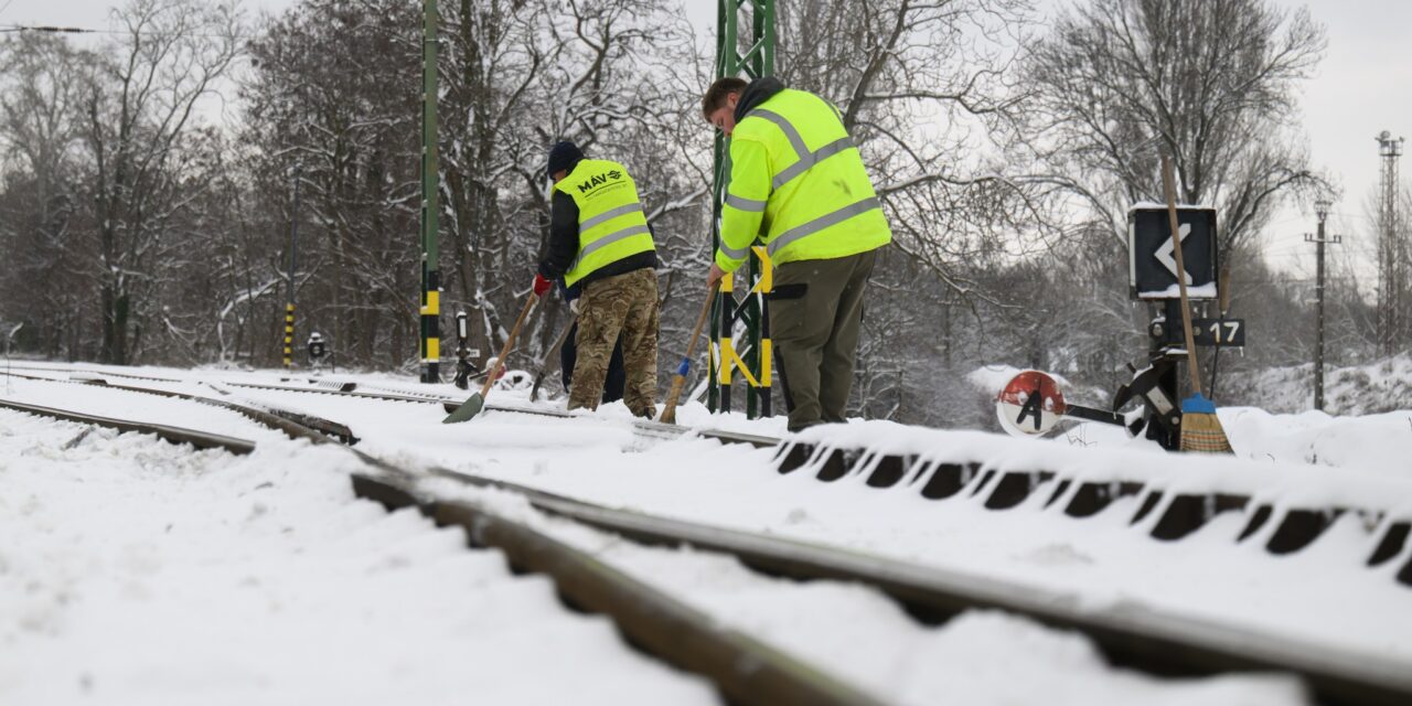 MÁV: a téli időjárás miatt több vonalon akadozik a vasúti közlekedés – itt a pénteki menetrend