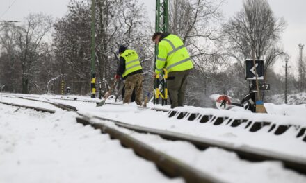 MÁV: a téli időjárás miatt több vonalon akadozik a vasúti közlekedés – itt a pénteki menetrend
