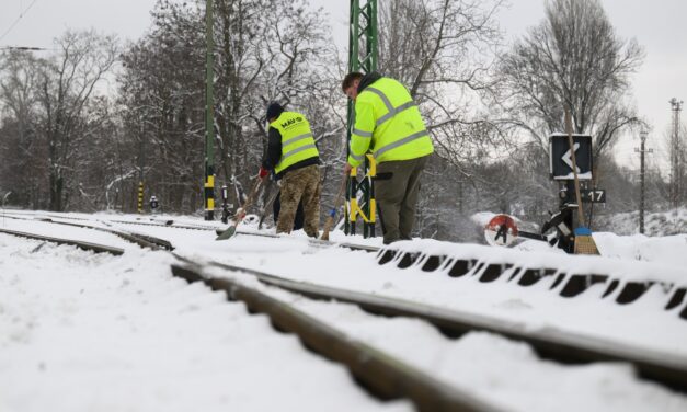 MÁV: a téli időjárás miatt több vonalon akadozik a vasúti közlekedés – itt a pénteki menetrend
