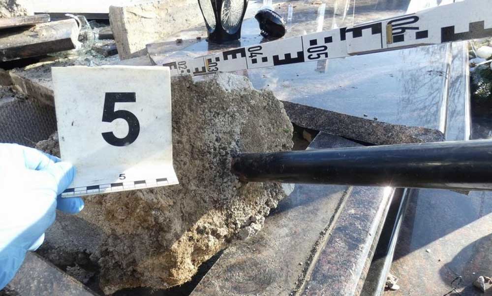 Sírrongásálás Nógrádban: feltörték egy jómódú vállalkozó nyughelyét a rablók, még a holttest ruháját is átkutatták, sokkot kapott a család