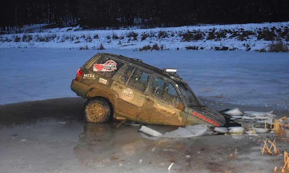 Autóval ment a befagyott tóra a bonyhádi férfi aztán meglepődött, hogy beszakadt alatta a jég
