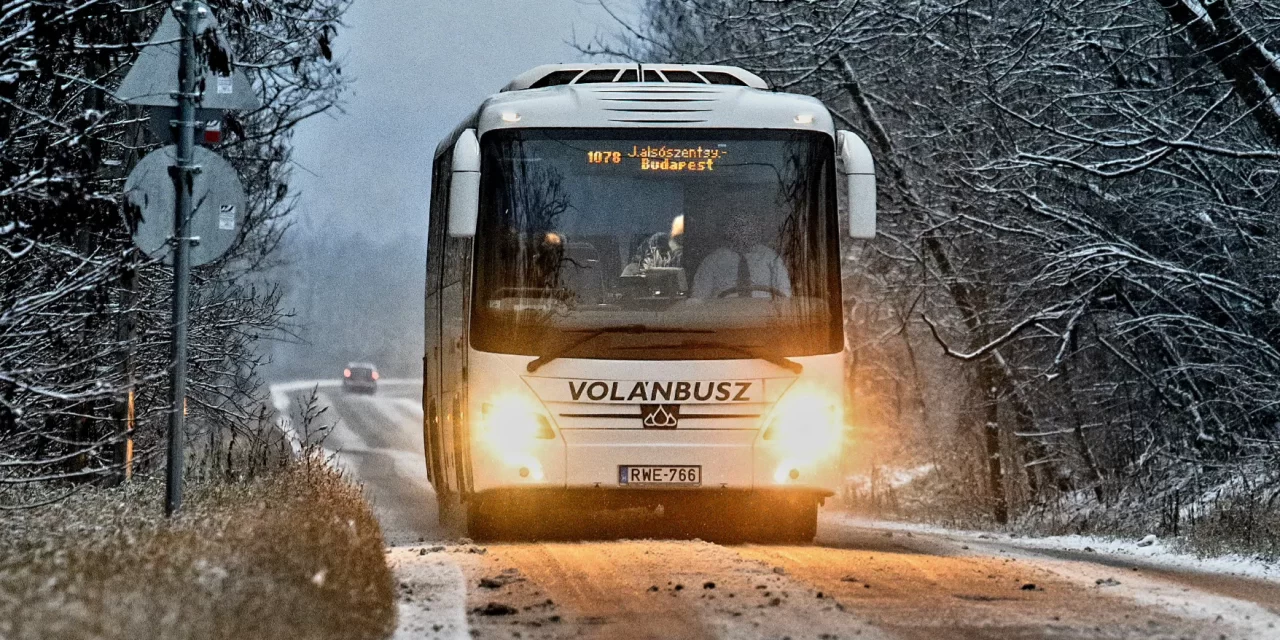 Több megyében, a havazás miatt, késnek a buszok – itt vannak a részletek