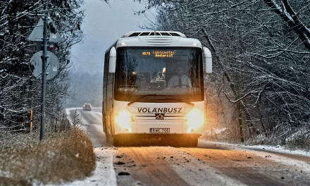 Több megyében, a havazás miatt, késnek a buszok – itt vannak a részletek