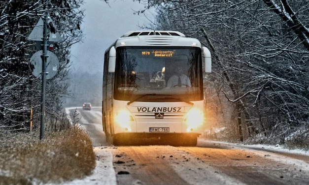 Több megyében, a havazás miatt, késnek a buszok – itt vannak a részletek