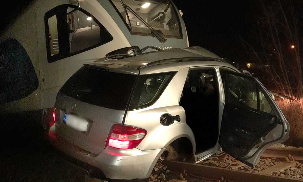 Tragédia Sátoraljaújhelyen: három felnőtt és egy 10 éves gyerek halt meg, miután a tilos jelzés ellenére a vonat elé hajtott a Mercedes