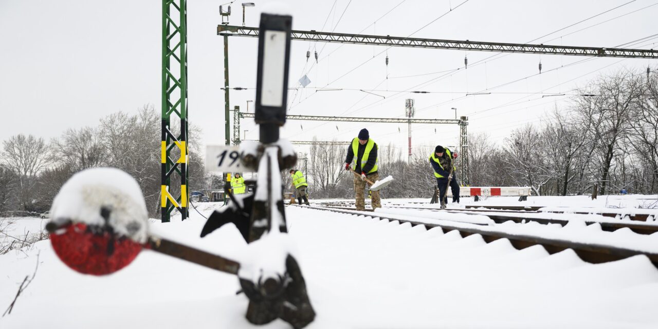MÁV: jelentős késésekre, kimaradó járatokra és rövidített útvonalakra számíthatnak csütörtökön a vonattal utazók