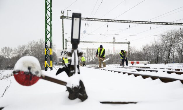 MÁV: jelentős késésekre, kimaradó járatokra és rövidített útvonalakra számíthatnak csütörtökön a vonattal utazók