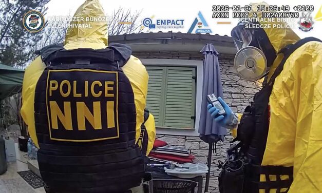 Vegyvédelmi ruhában csaptak le a nyomozók egy droglaborra Budakeszin – videó az akcióról