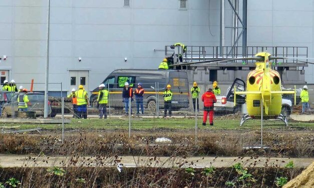 Munkahelyi baleset a debreceni akkumulátorgyárban: 6 méterről zuhant le egy munkás, mentőhelikopterrel vitték kórházba