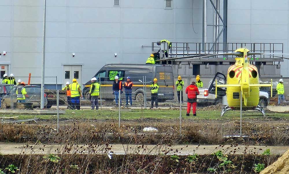 Munkahelyi baleset a debreceni akkumulátorgyárban: 6 méterről zuhant le egy munkás, mentőhelikopterrel vitték kórházba