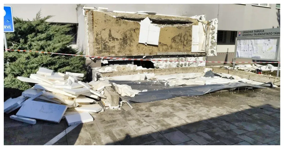 Tragédia Komáromban: leszakadt a járási hivatal tetőszerkezete, egy ember azonnal meghalt