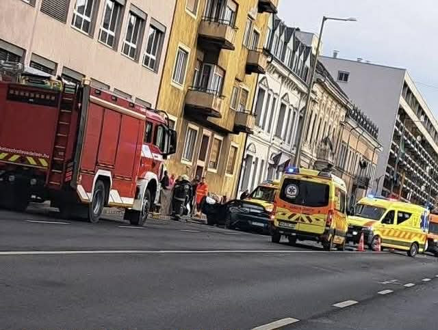 Buszmegállóba csapódott, majd halálra gázolt egy idős asszonyt Győrben a luxus sportautót vezető férfi