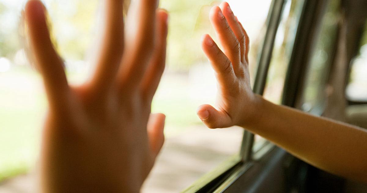 Rémálom Sülysápon: a kisgyermekkel együtt loptak el egy autót, az apuka járó motorral hagyta járművét a bölcsi előtt