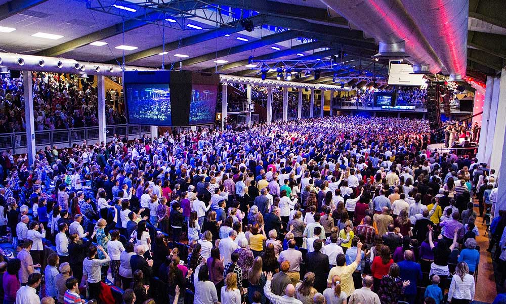 Pénzügyi botrány a Hit Gyülekezetében: felfüggesztették az egyik lelkészt, miután többszáz millió forintot csalt ki híveitől