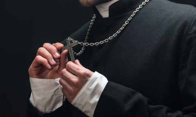 Gyászol a katolikus egyház: vonat elé lépett a 43 éves Ciprián atya, a hívek el sem tudják képzelni, mi vihette rá a papot a szörnyűségre