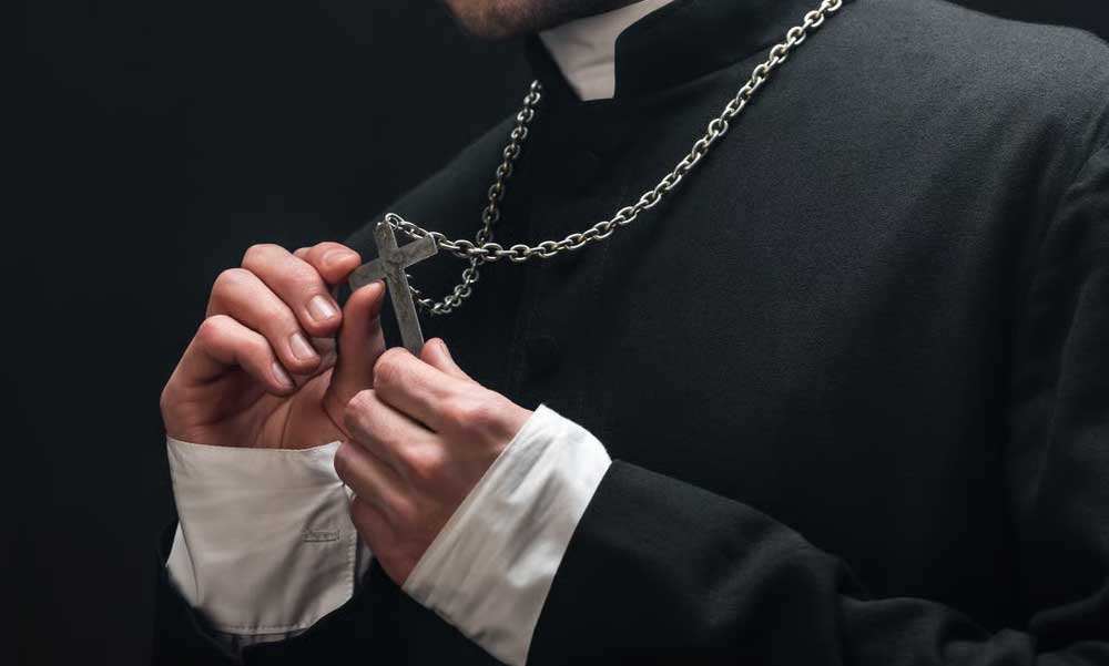 Gyászol a katolikus egyház: vonat elé lépett a 43 éves Ciprián atya, a hívek el sem tudják képzelni, mi vihette rá a papot a szörnyűségre