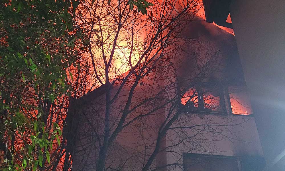 Kigyulladt egy munkásszálló Budakeszin, több embert hoztak ki a tűzoltók