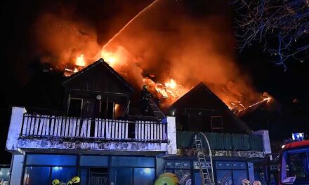 Robbanás a munkásszállón: már négy halottja van a tűzesetnek, a szálláshelyet már többször bezáratta az önkormányzat