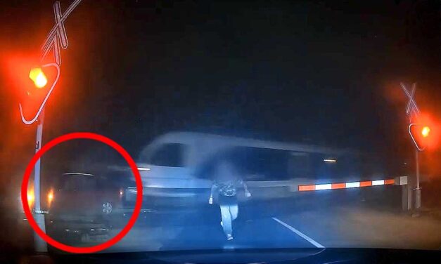 Széttrancsírozta a vonat az átjáróban az autót, egy másodpercen múlott az utasok élete – VIDEÓVAL