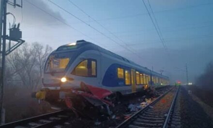 Borzasztó vonatbaleset Pécelnél: elakadt egy autó a vasúti átjáróban, az érkező vonat átdobta a kocsit a másik vágányra