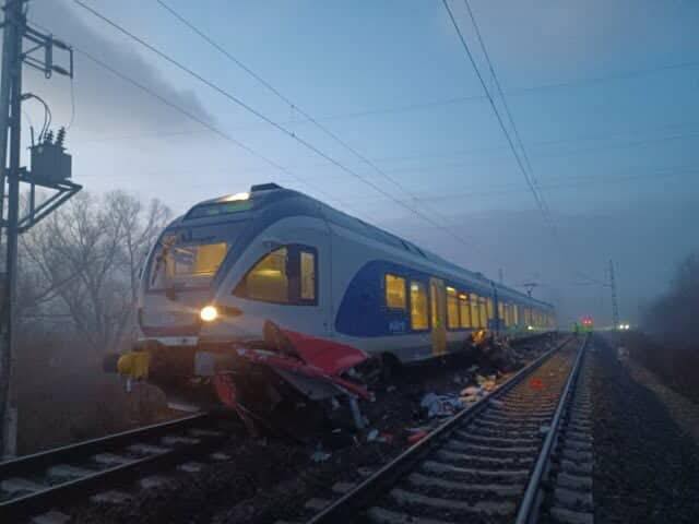 Borzasztó vonatbaleset Pécelnél: elakadt egy autó a vasúti átjáróban, az érkező vonat átdobta a kocsit a másik vágányra