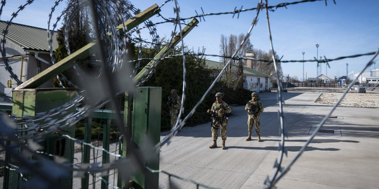 Sírva fakadt félelmében egy idős asszony Algyőn, amikor meglátta az Orbán Viktor által kivezényelt fegyveres katonákat a településen