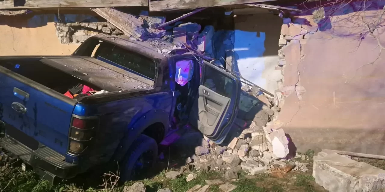 Áttörte egy családi ház falát a terepjáró, a sofőr súlyosan megsérült