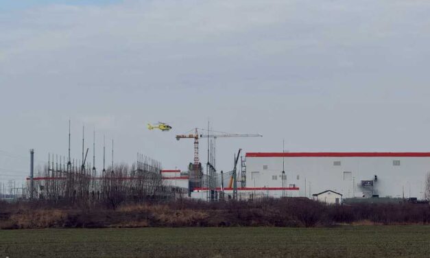 Újabb munkahelyi baleset a debreceni akkumulátorgyárban: 6 méter magasból zuhant le egy vendégmunkás, pár hete hasonló eset történt ugyanitt