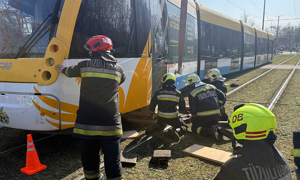 Halálos baleset Debrecenben: a villamos alól emelték ki a biciklist – videó a cikkben