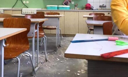 Kémiaórán felrobbant egy kémcső a nagykátai iskolában, egy diák súlyosan megégett: az órát a tesitanár tartotta