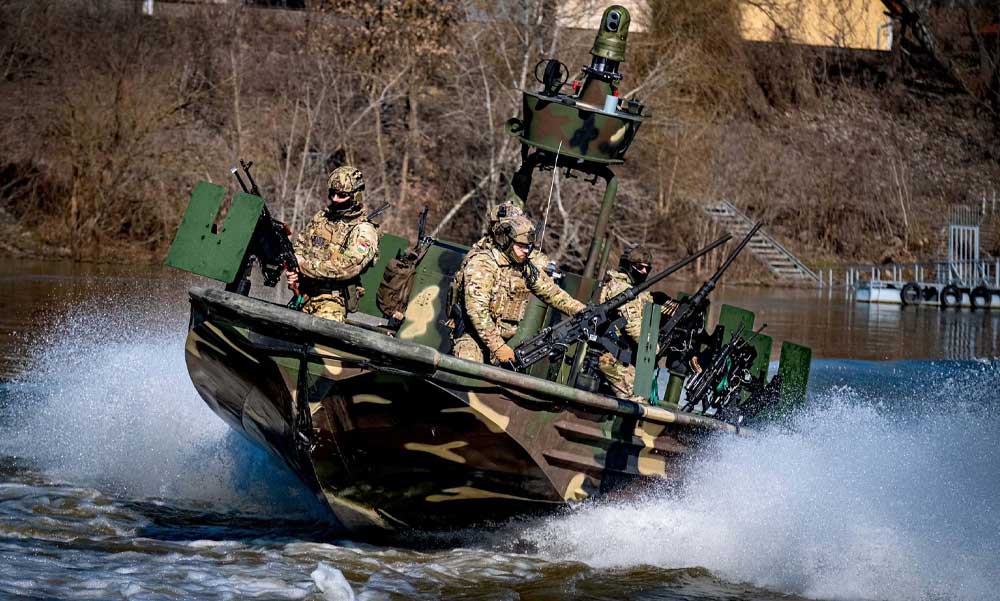 Ellepték a fegyveres katonák a Duna paksi szakaszát, Orbán Viktor az ukrán fenyegetettség miatt vezényelte ki őket az atomerőműhöz