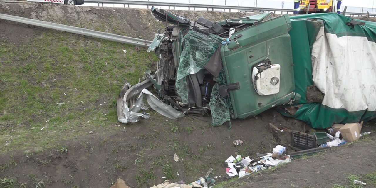 Halálos baleset az M4-esen: vezetőfülkében szorult a felborult kamion sofőrje, tűzoltók emelték ki a holttestet