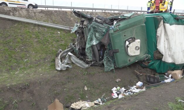 Halálos baleset az M4-esen: vezetőfülkében szorult a felborult kamion sofőrje, tűzoltók emelték ki a holttestet