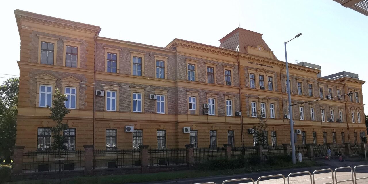 Meghalt a közszolgálati egyetem 21 éves diákja, miután lezuhant a laktanya tetejéről