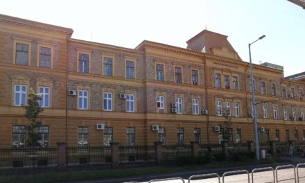 Meghalt a közszolgálati egyetem 21 éves diákja, miután lezuhant a laktanya tetejéről