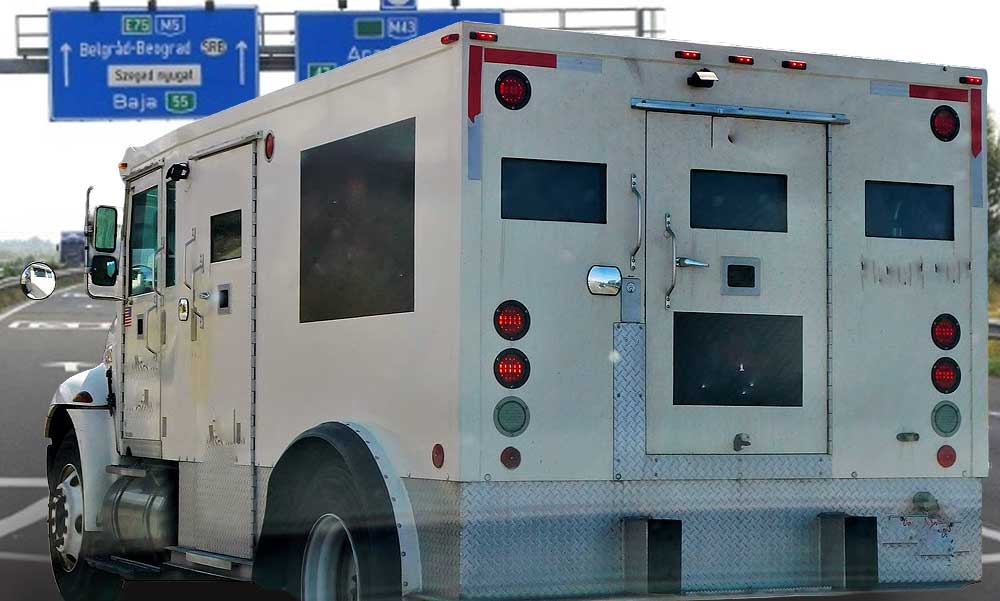 Új fejlemény: az M5-ös autópálya egyik benzinkútján csaptak le a kommandósok a több milliárd forintnyi valutát és aranytömböket szállító ukrán pénzszállítóra