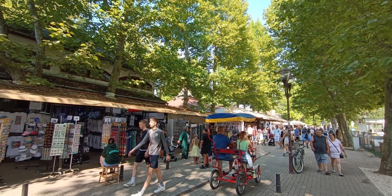 Átalakítják a bűnbandák kedvenc helyét, a siófoki Petőfi sétányt, még a sufni tuning bódékat is ledózerolják