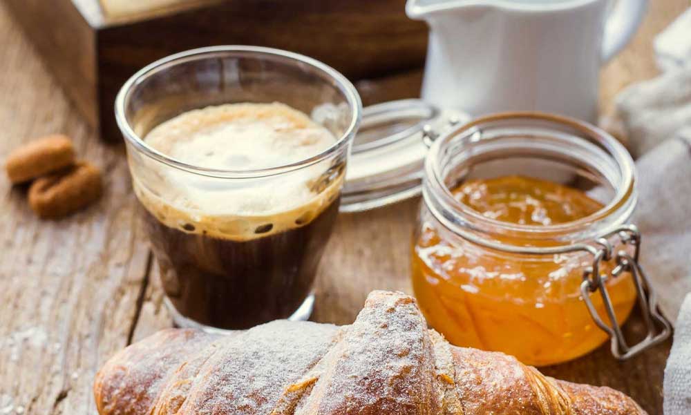 A kávé munkahelyi hatásai: extra löket a motivációhoz