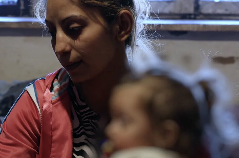 „Ha nem szavazol a Fideszre, jön a gyámügy” – gyermekeik elvitelével fenyegetik a mélyszegénységben élő családokat – megdöbbentő film a cikkben