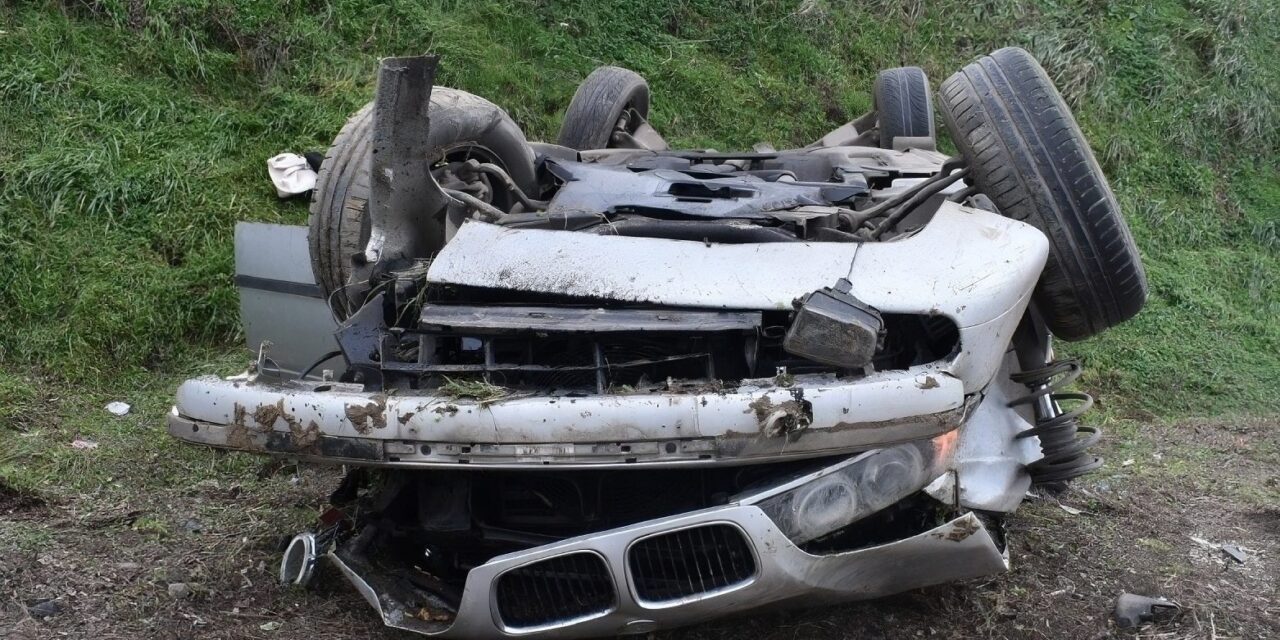 Nyári gumival csapódott egy oszlopnak a BMW-s nő, utasa súlyosan megsérült