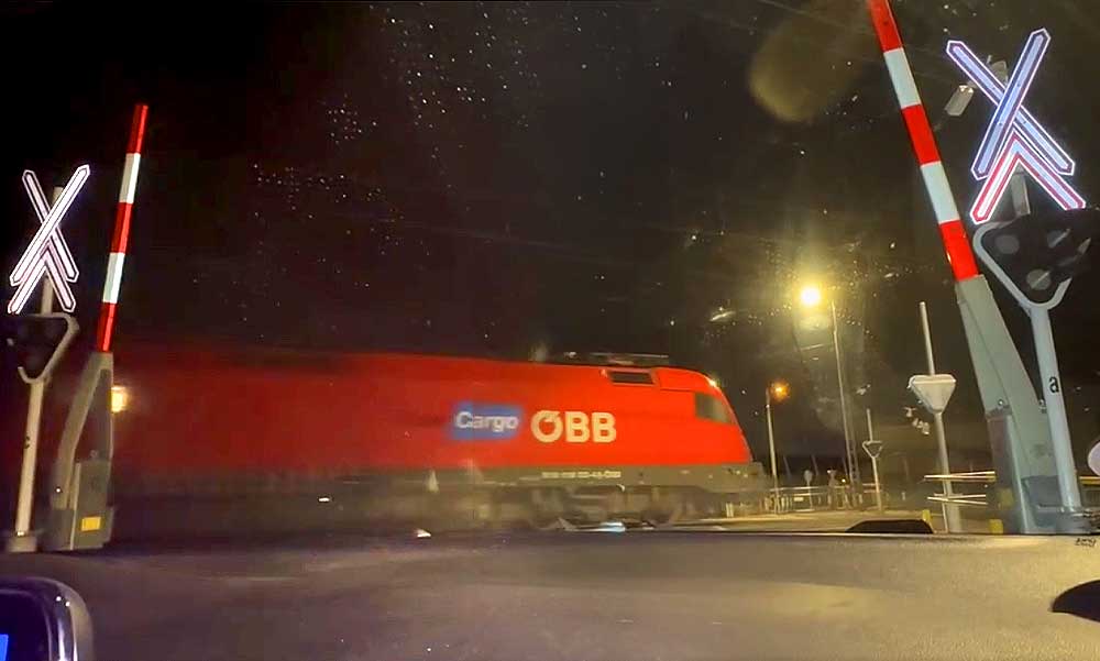 Felnyílt sorompónál haladt át a vonat a Budapest–Belgrád-vonalon, a MÁV szerint nem történt hiba