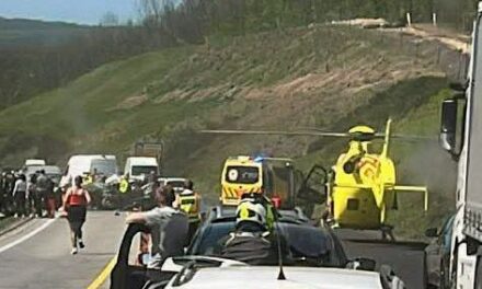 Súlyos baleset az M1-esen: egy ember meghalt, több mentőautó és mentőhelikopter a helyszínen