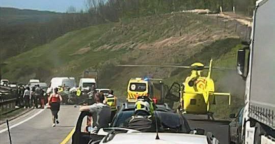Súlyos baleset az M1-esen: egy ember meghalt, több mentőautó és mentőhelikopter a helyszínen