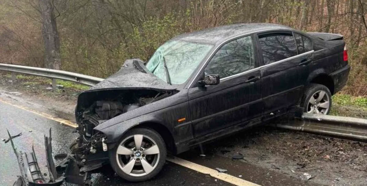 Iskolába menet életveszélyesen megsérült Oszter Alexandra fia, a diákok egy fekete BMW-vel karambolóztak